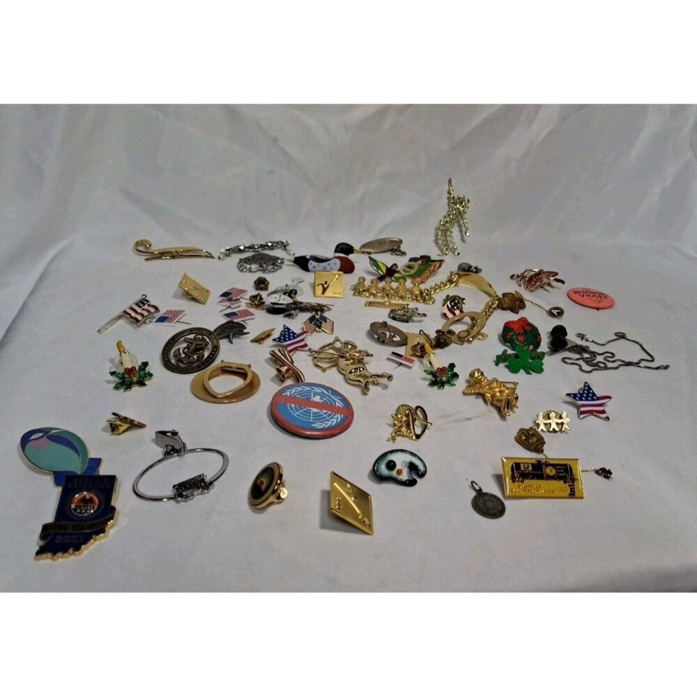Lot Of VTG Estate Brooches, Pins, ETC, Large Varity